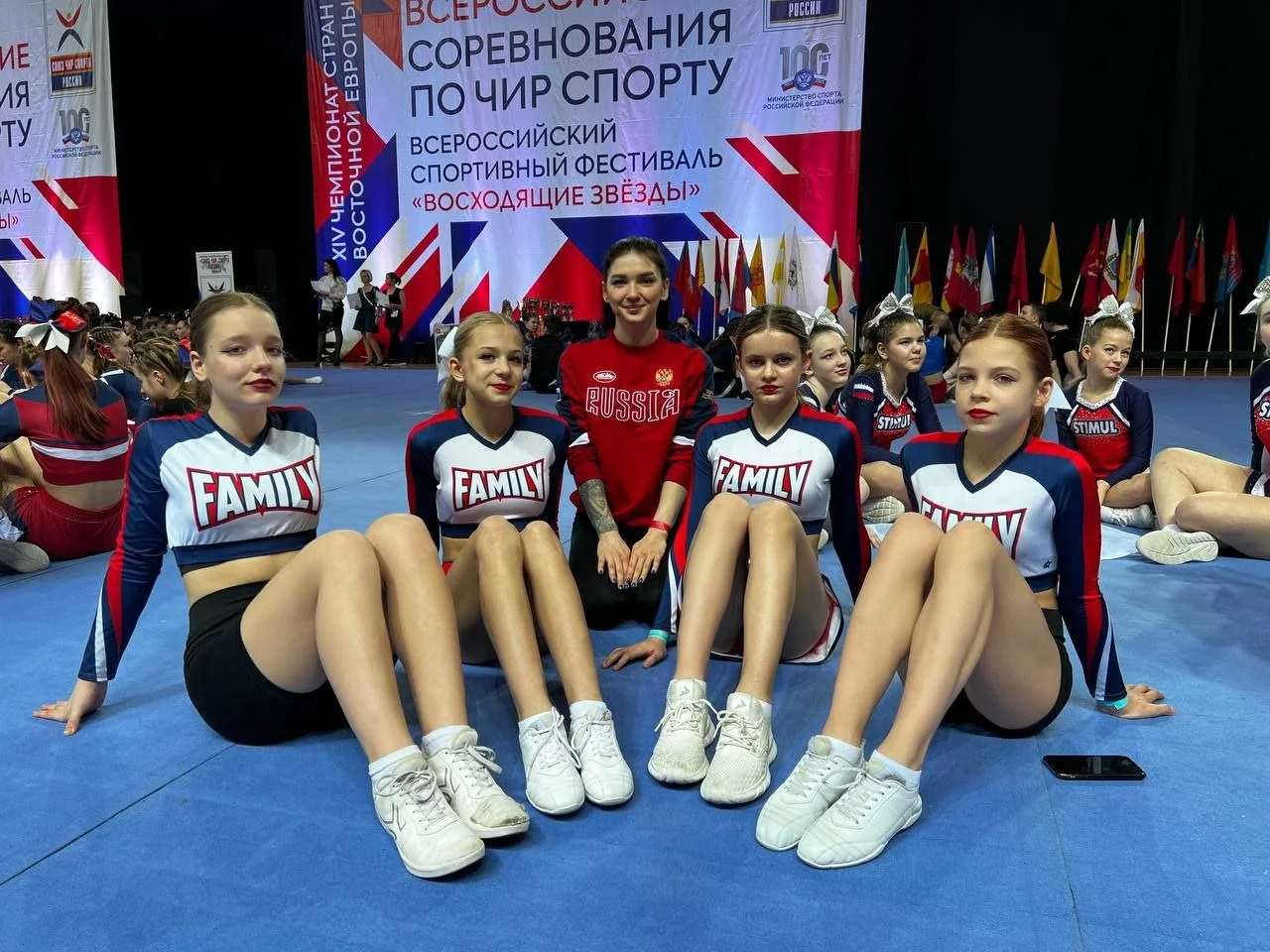 Виктория со спортсменками команды Family